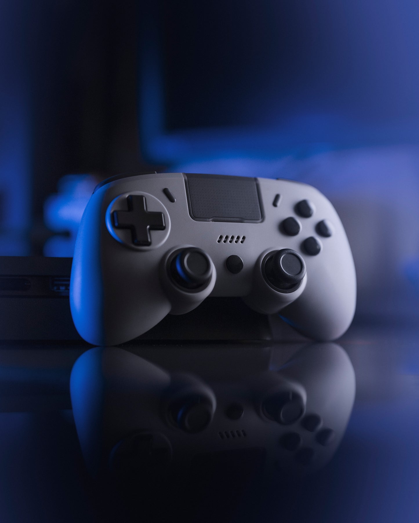 Retro Fighters® Mantis（マンティス）｜PlayStation®4/PC対応 ミニサイズ ワイヤレスBluetoothコントローラー ホールエフェクトスティック ドリフトなし プログラマブル背面ボタン2個 可変トリガーストップ ジャイロ搭載 内蔵スピーカー 全2色